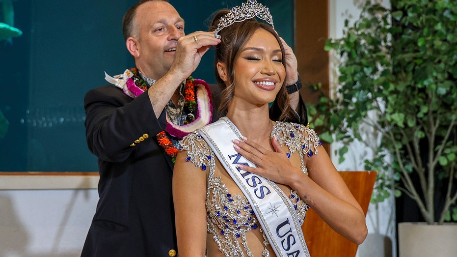 Savannah Gankiewicz of Hawaii crowned Mis...