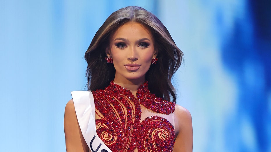 Miss USA Noelia Voigt resigns title to fo...
