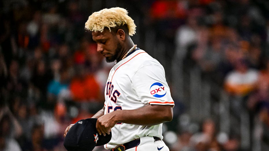<div></noscript>Astros' Ronel Blanco ejected due to foreign substance on hand, faces 10-game suspension</div>