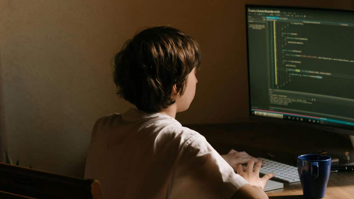 A child working on a computer (Kurt 