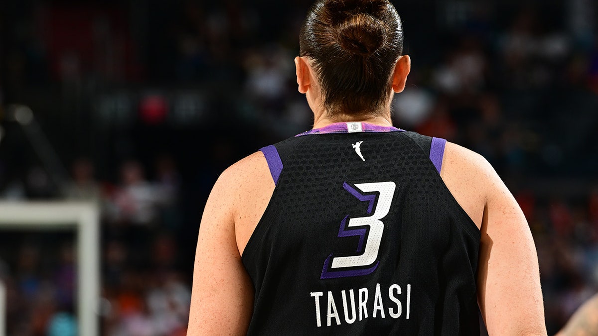 Caitlin Clark's Future Is 'so Bright,' WNBA Legend Diana Taurasi Says ...