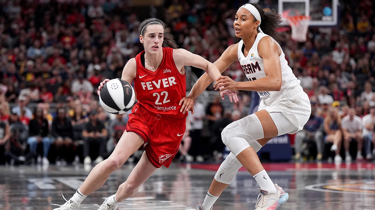 Caitlin Clark se defiende de la jugadora Dream