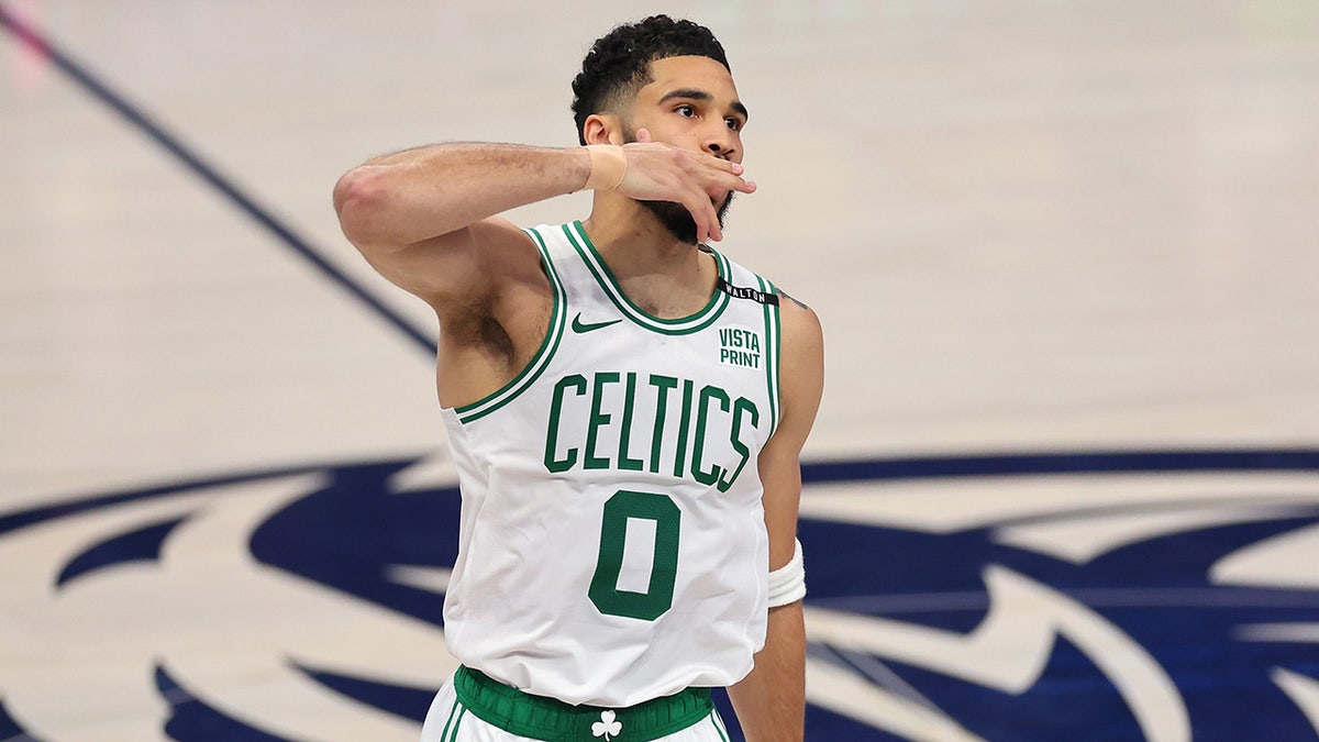 Jayson Tatum says goodbye to his fans with a kiss