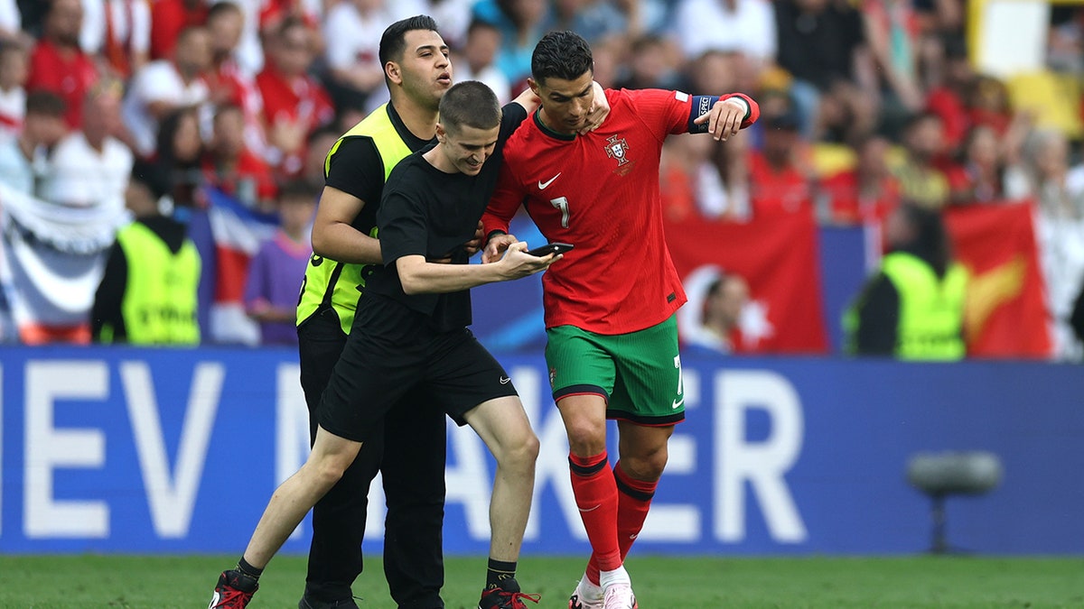 Fan tries taking selfie with Cristiano Ronaldo