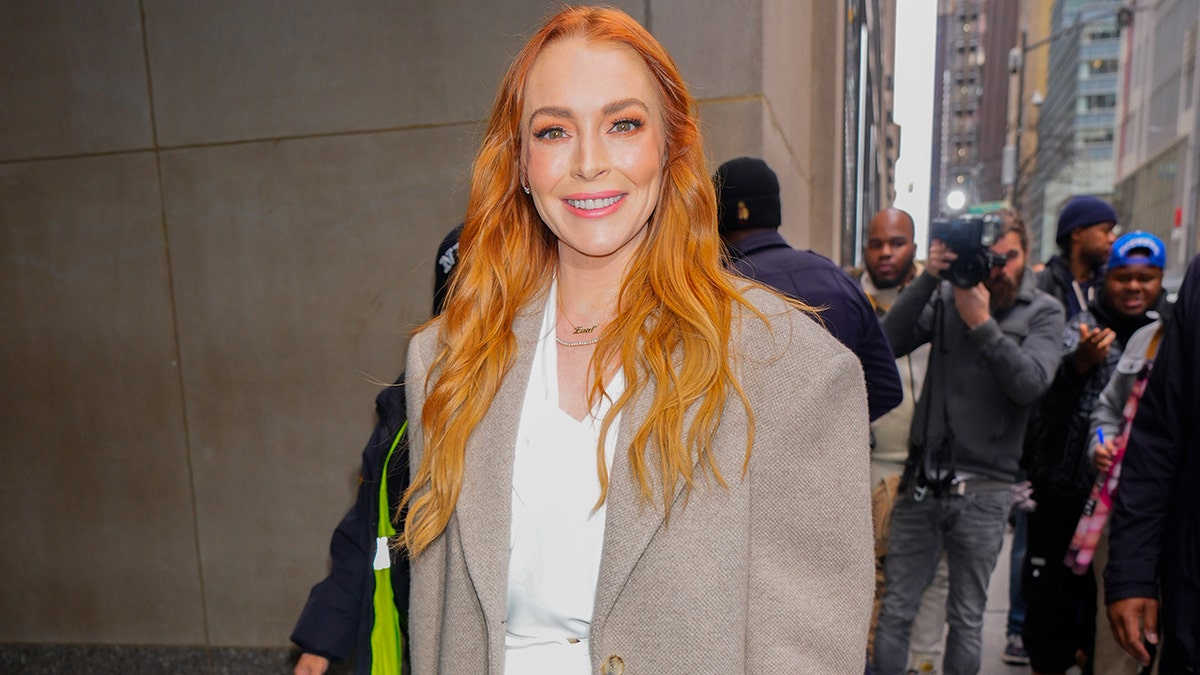 Lindsay Lohan mengenakan mantel abu-abu di New York