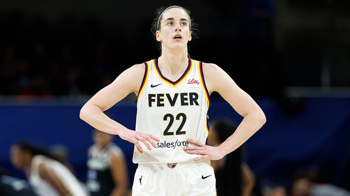 Caitlin Clark ellerini kalçasına koymuş