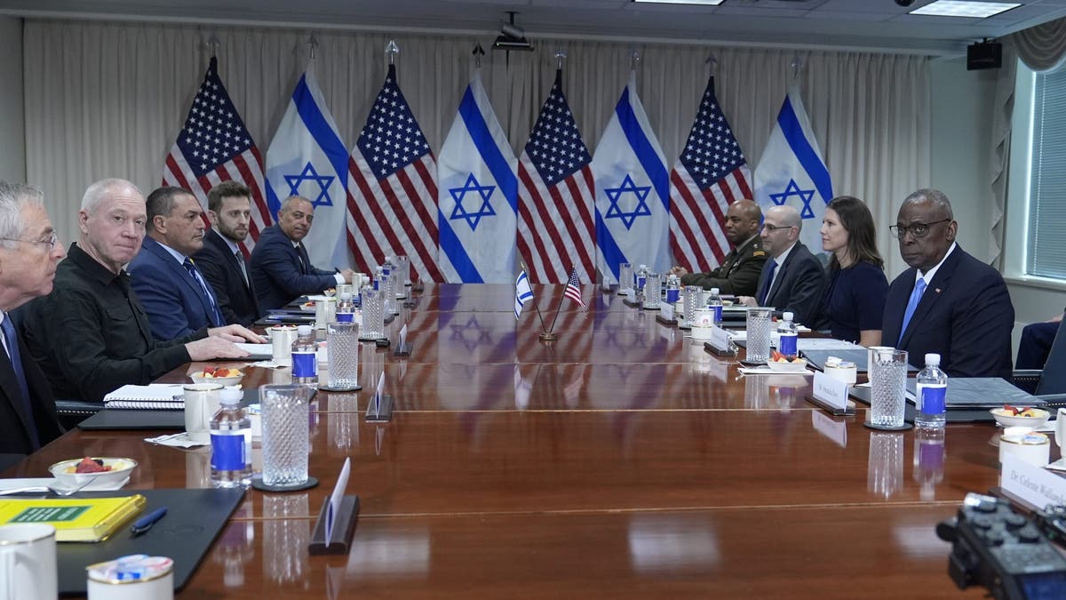 O secretário de Defesa Lloyd Austin, à direita, e o ministro da Defesa de Israel, Yoav Gallant, o segundo a partir da esquerda, sentam-se para uma reunião no Pentágono em Washington, terça-feira, 25 de junho de 2024.