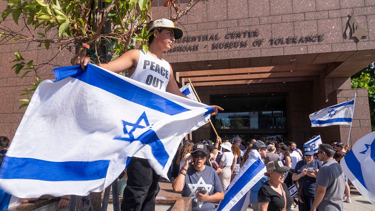 Pro-Israel demonstrators in front of a synagogue in Los Angeles