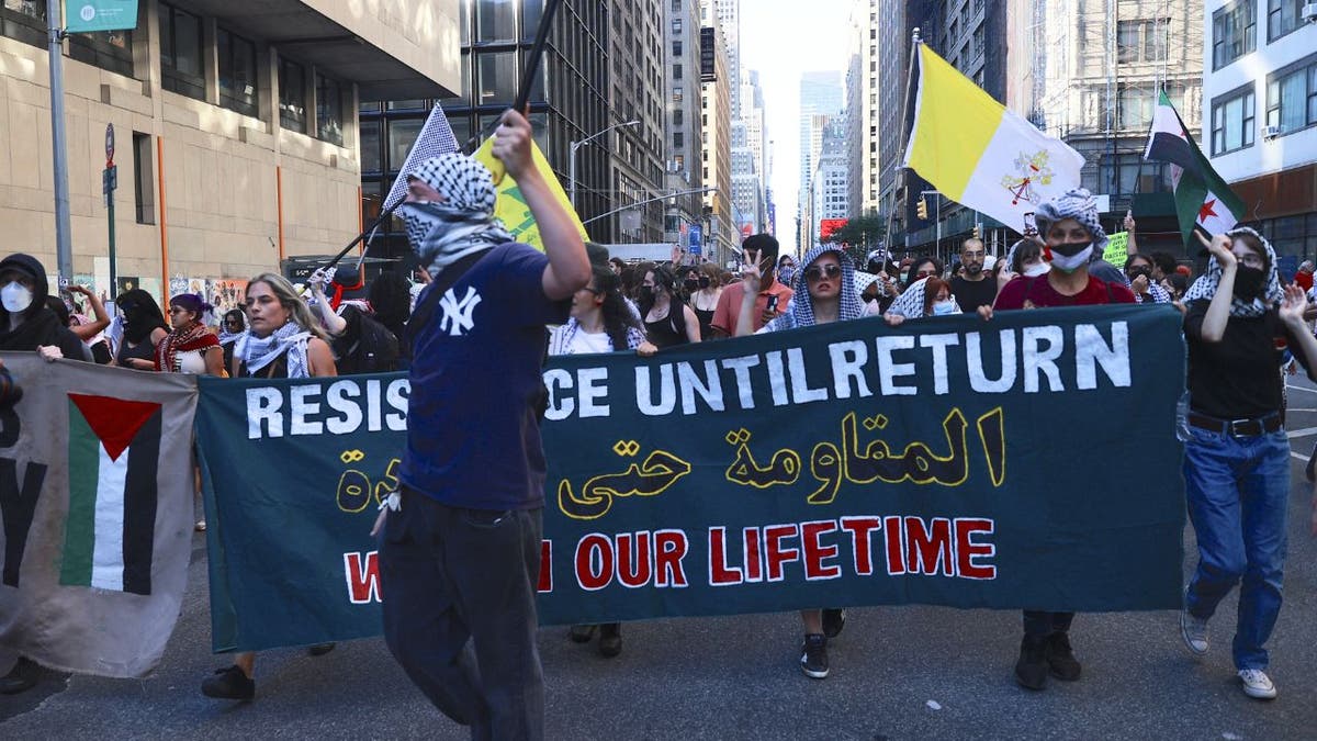 Manifestantes antiisraelíes marchando
