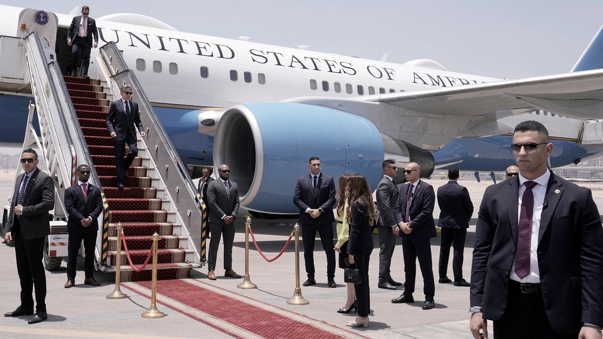 El Secretario de Estado de EEUU, Antony Blinken, llega al aeropuerto de El Cairo, Egipto.