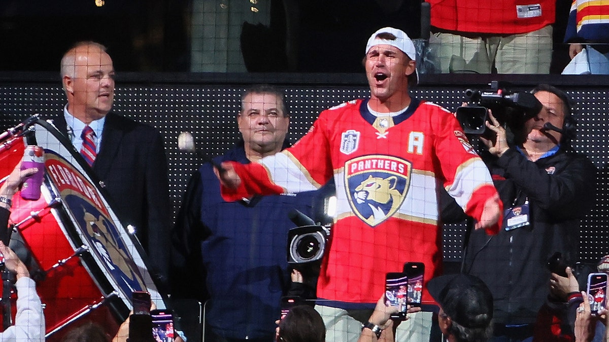 El golfista Brooks Koepka golpea un tambor para iniciar el partido entre los Florida Panthers y los Vegas Golden Knights en el cuarto partido de la final de la Stanley Cup de 2023 en el entonces Florida Live Arena el 10 de junio de 2023, en Sunrise, Florida.