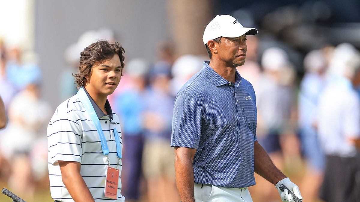 Charlie Woods caminha com Tiger Woods