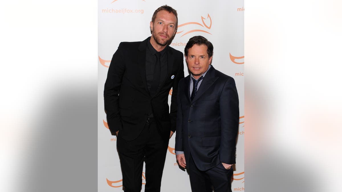 Chris Martin dan Michael J. Fox berpose bersama