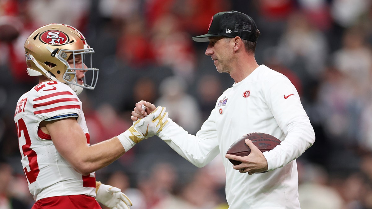  Kyle Shanahan interacts with Christian McCaffrey 
