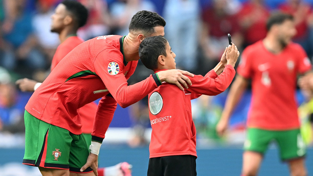 Cristiano Ronaldo tira foto com fã