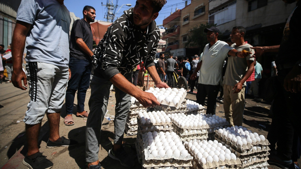 Se muestran huevos en un mercado callejero en Deir al-Balah, en el centro de la Franja de Gaza, el 21 de junio de 2024.