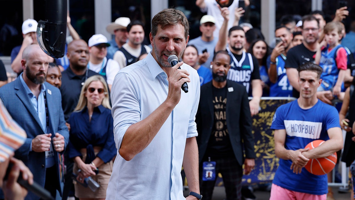 Dirk Nowitzki addresses fans