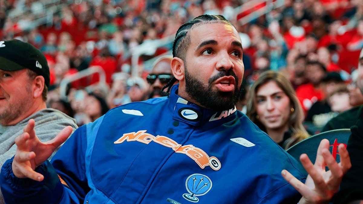 Drake attends an NBA game 