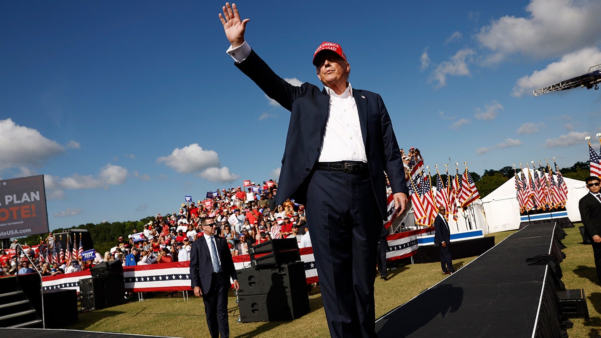El expresidente Donald Trump celebra un mitin de campaña en Chesapeake, Virginia