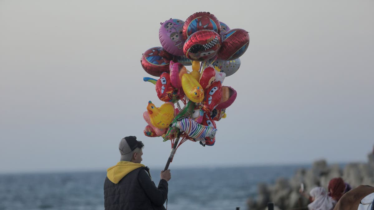 "Os moradores da Flórida não querem lixo de balões em seus quintais, em suas praias favoritas ou flutuando nos cursos de água locais, e nem as centenas de milhões de turistas que visitam o estado todos os anos," Emma Haydocy, porta-voz da Surfrider Foundation, disse ao Times.