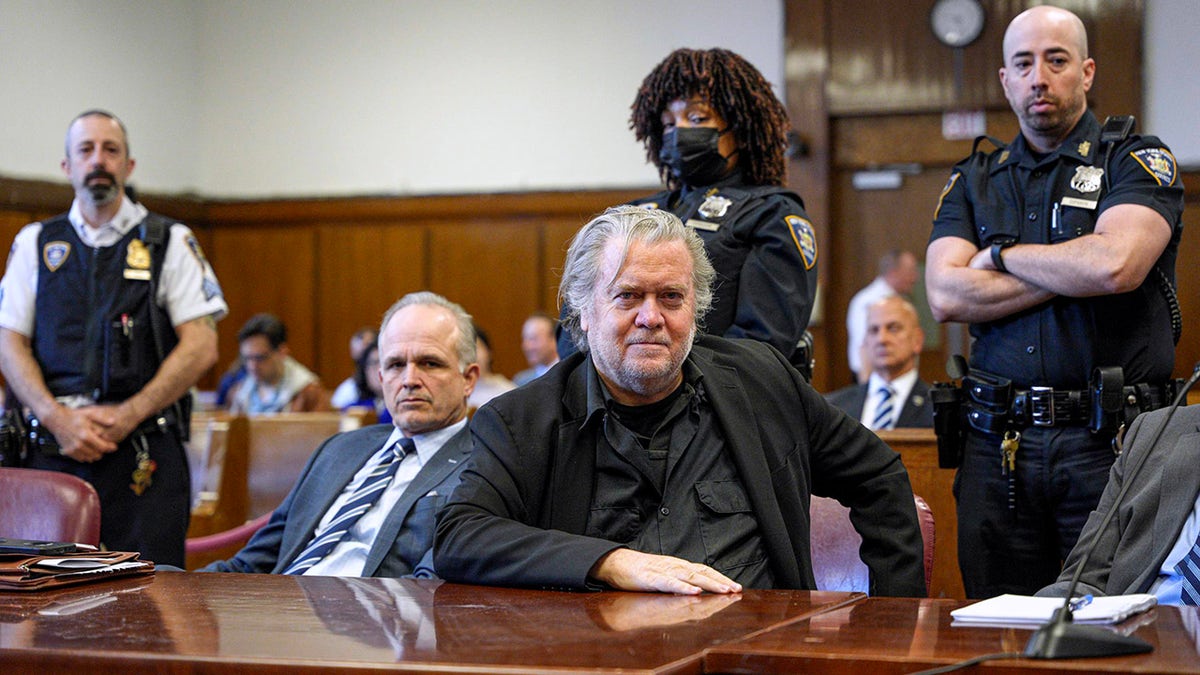 Bannon se sienta en el tribunal