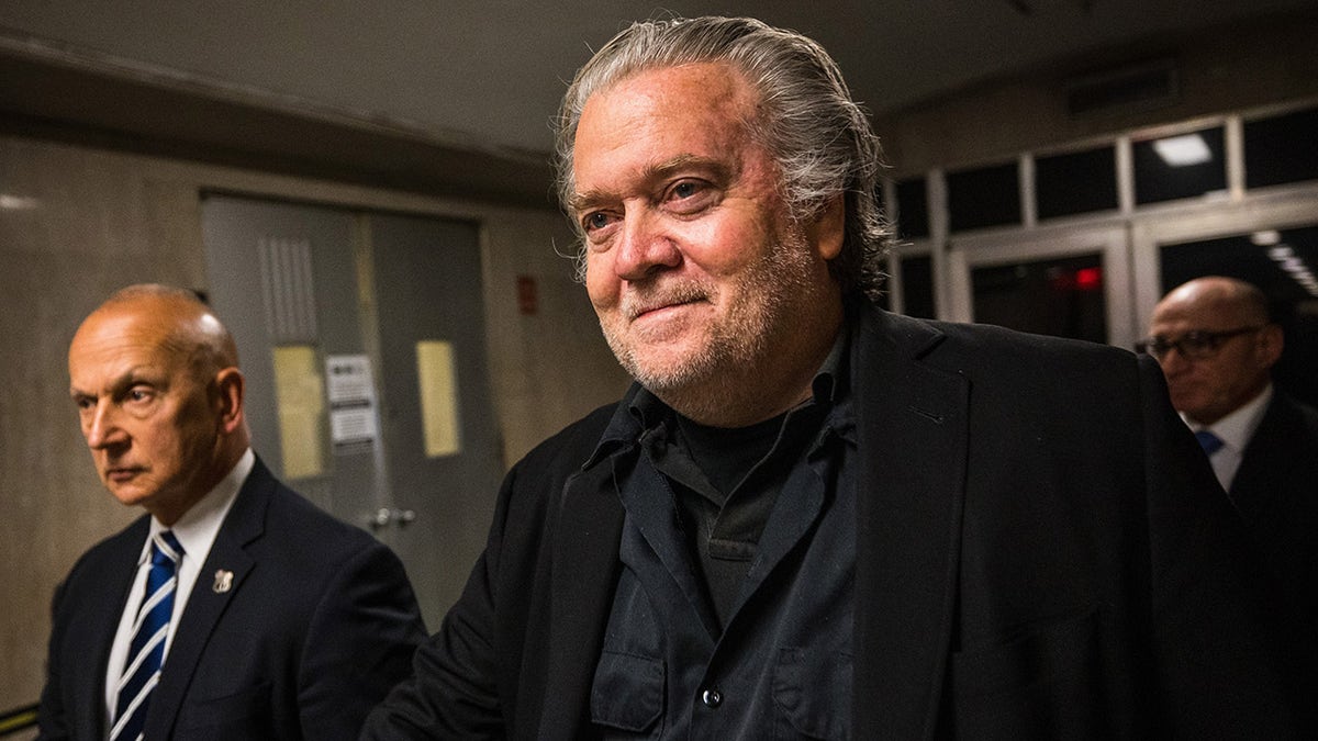 Bannon abandona la sala