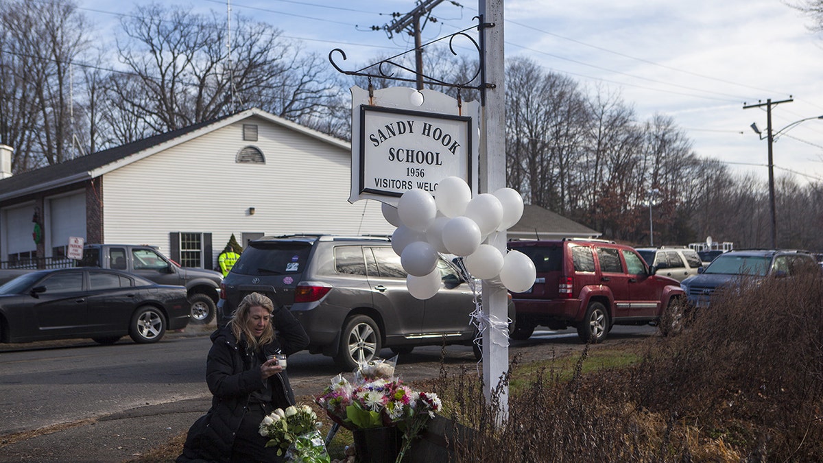 flores depositadas en sandy hook tras el tiroteo