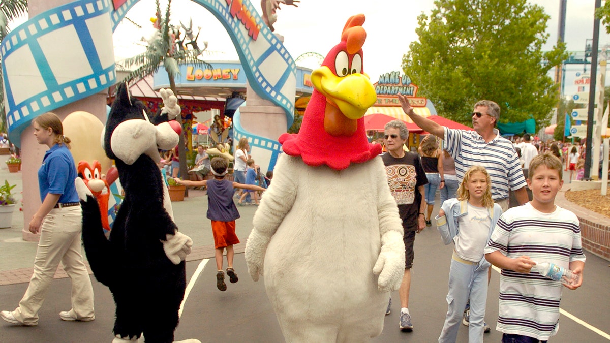 Mascota disfrazada de Foghorn Leghorn