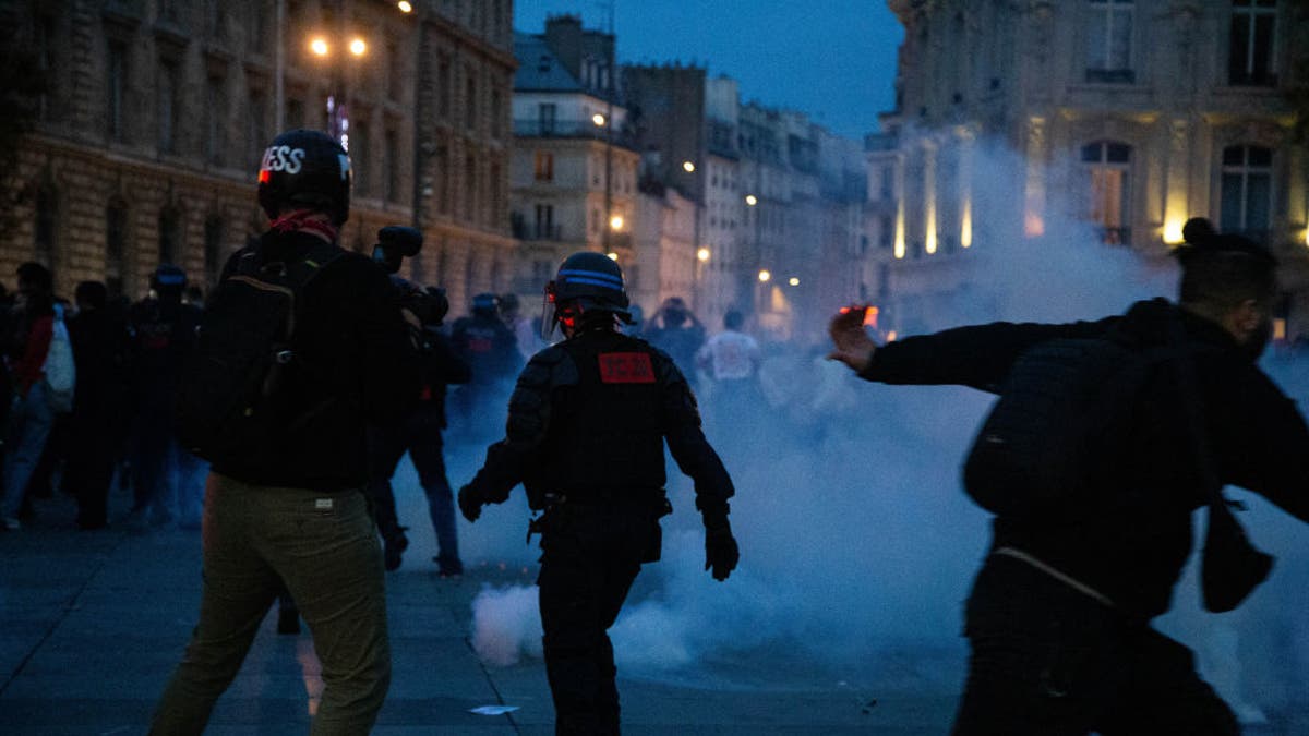 A polícia de choque francesa usa gás lacrimogêneo para dispersar manifestantes durante um comício pró-Palestina na Praça da República em Paris, França, em 12 de outubro de 2023. (Foto de Ibrahim Ezzat/Anadolu via Getty Images)