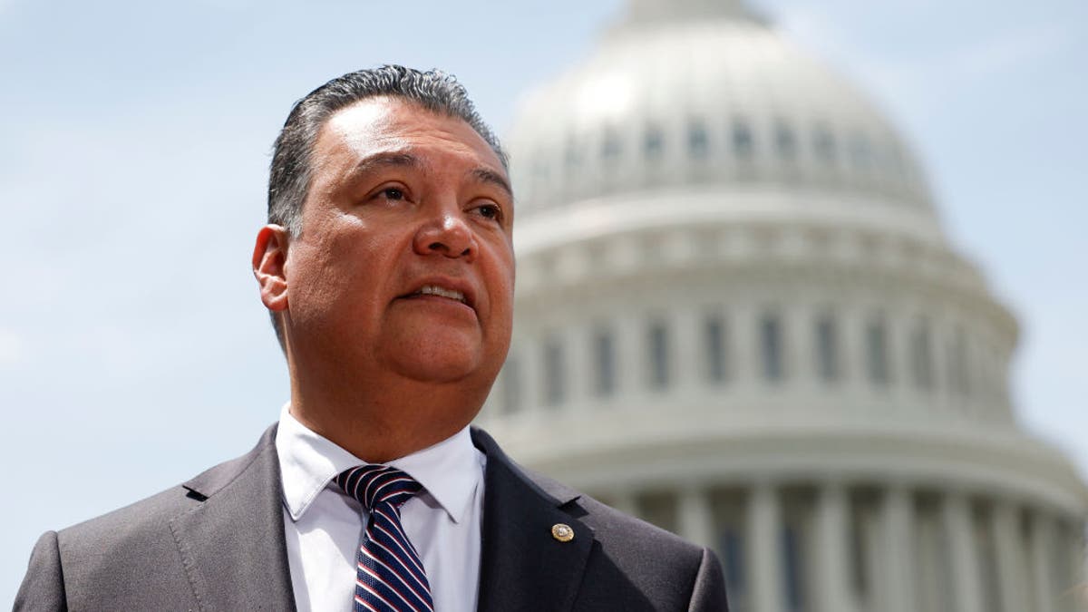 Senator Alex Padilla, D-Calif. dalam bidikan jarak dekat