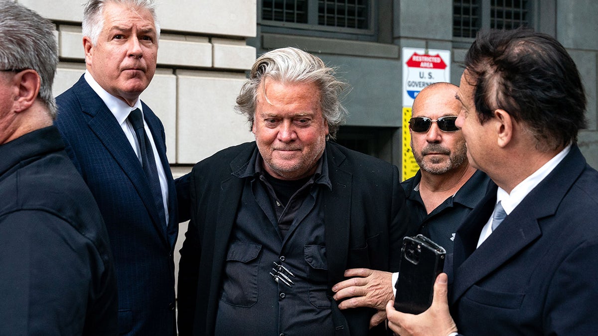 Bannon outside DC courthouse