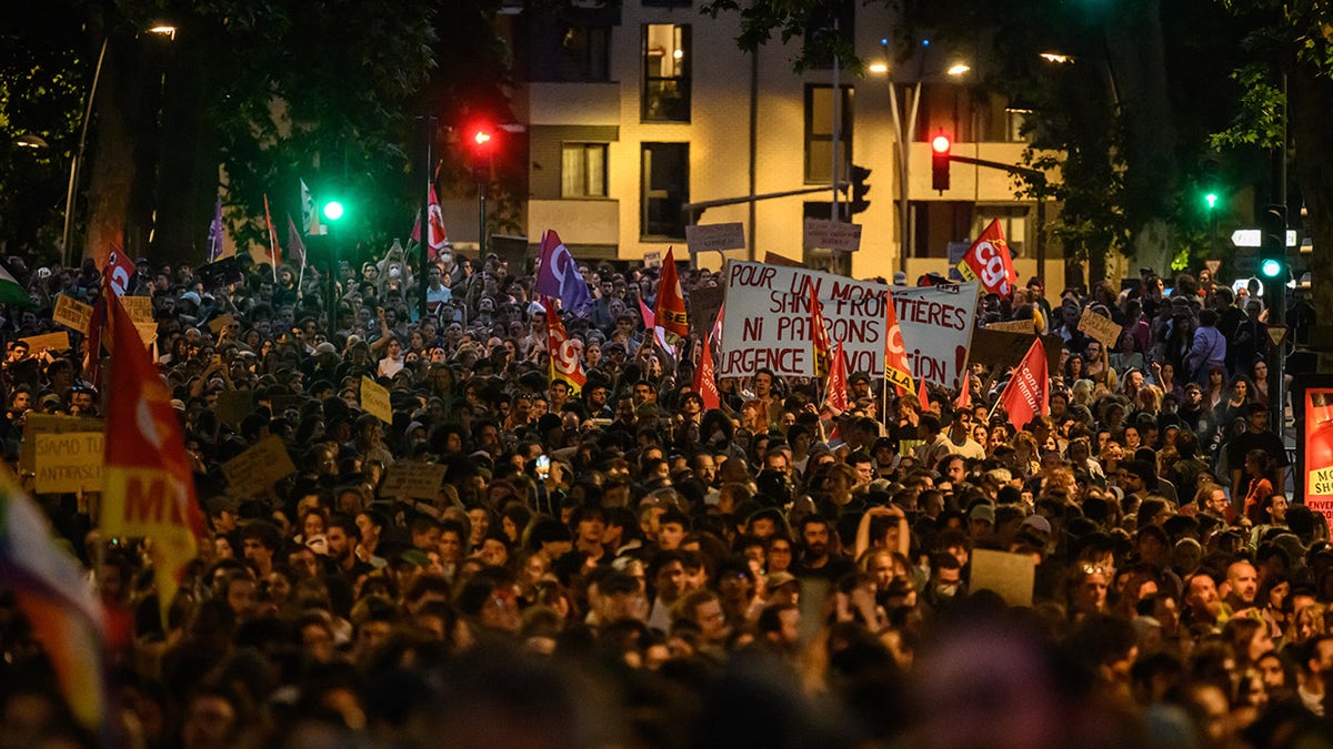 French 'anti-fascist' rally after Le Pen victory