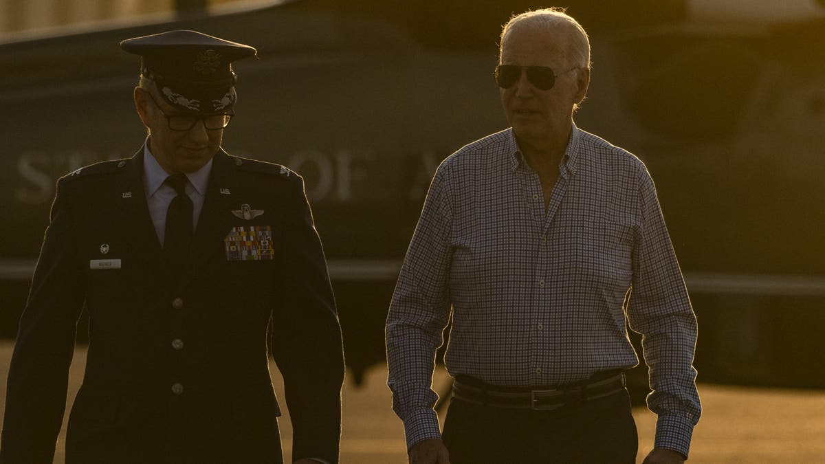 Aviadores da Força Aérea dos Estados Unidos à esquerda, presidente Joe Biden à direita