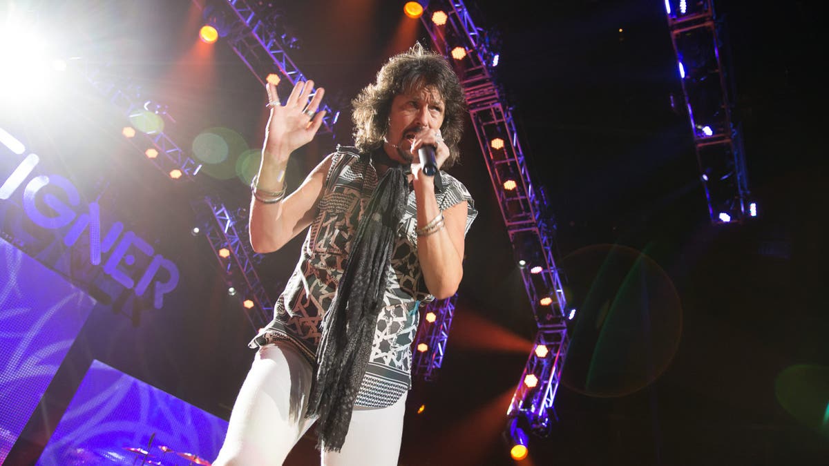 kelly hansen performing during tour with foreigner and styx in 2014
