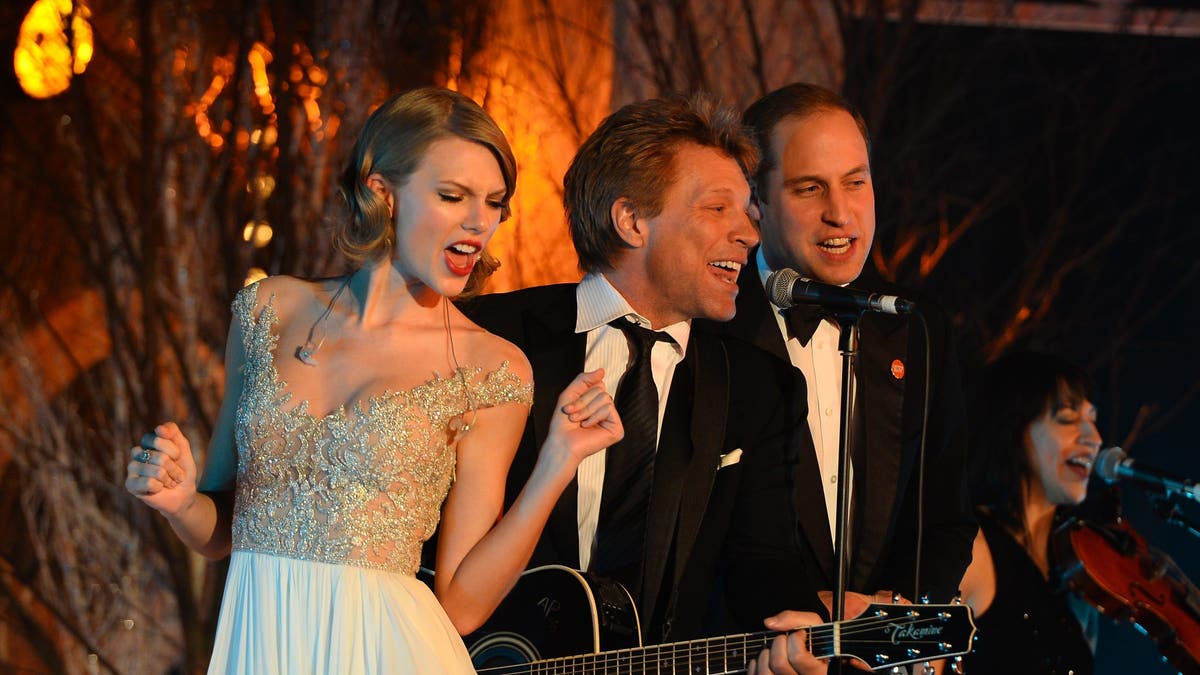 Príncipe William cantando com Taylor Swift e Jon Bon Jovi