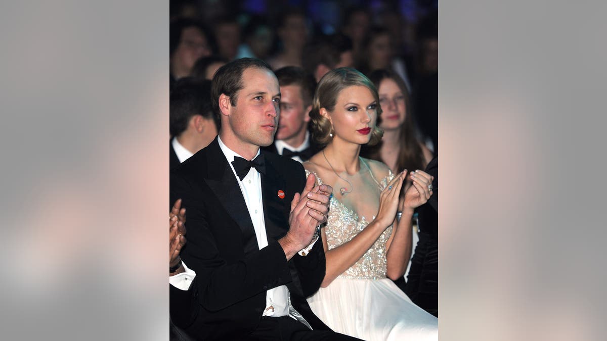 Príncipe William sentado ao lado de Taylor Swift