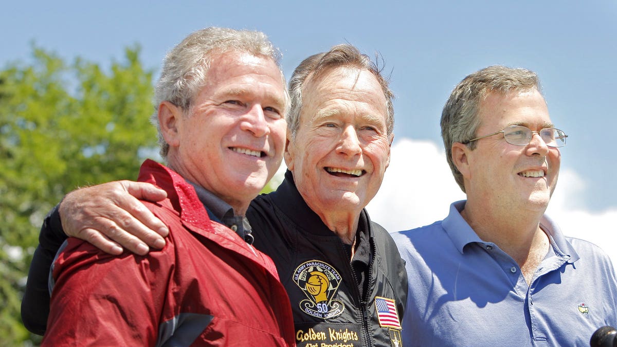 George HW Bush hanya menerima 37% suara dalam kekalahan pemilunya, tetapi kedua putranya, George W. Bush dan Jeb Bush, memenangkan nominasi gubernur dari partainya dua tahun kemudian.  (Gregory Rec/Portland Press Herald melalui Getty Images)