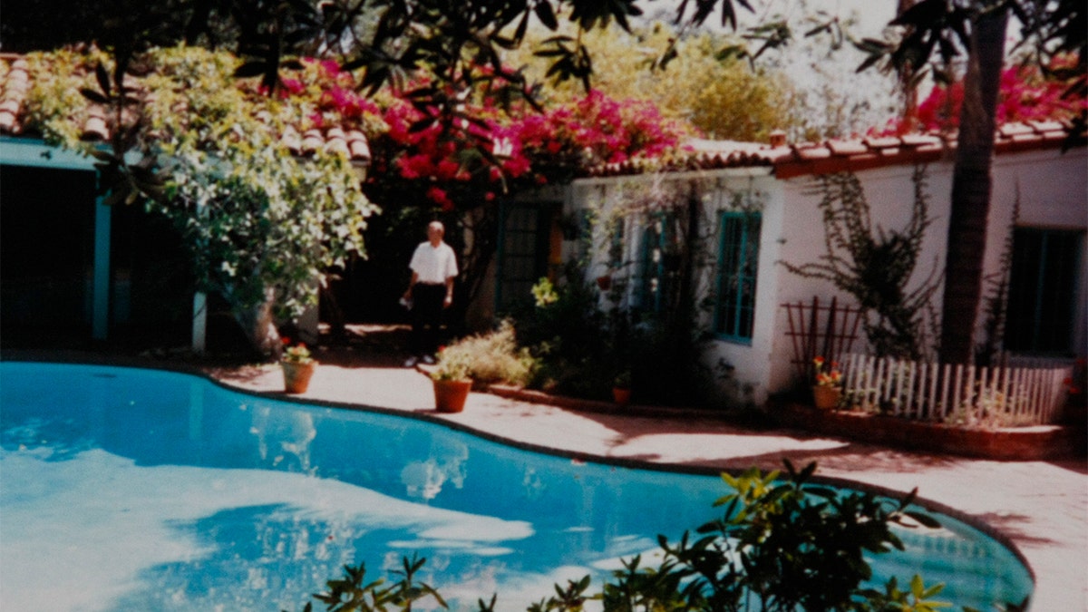 Piscina e quintal de Marilyn Monroe em sua casa em Brentwood