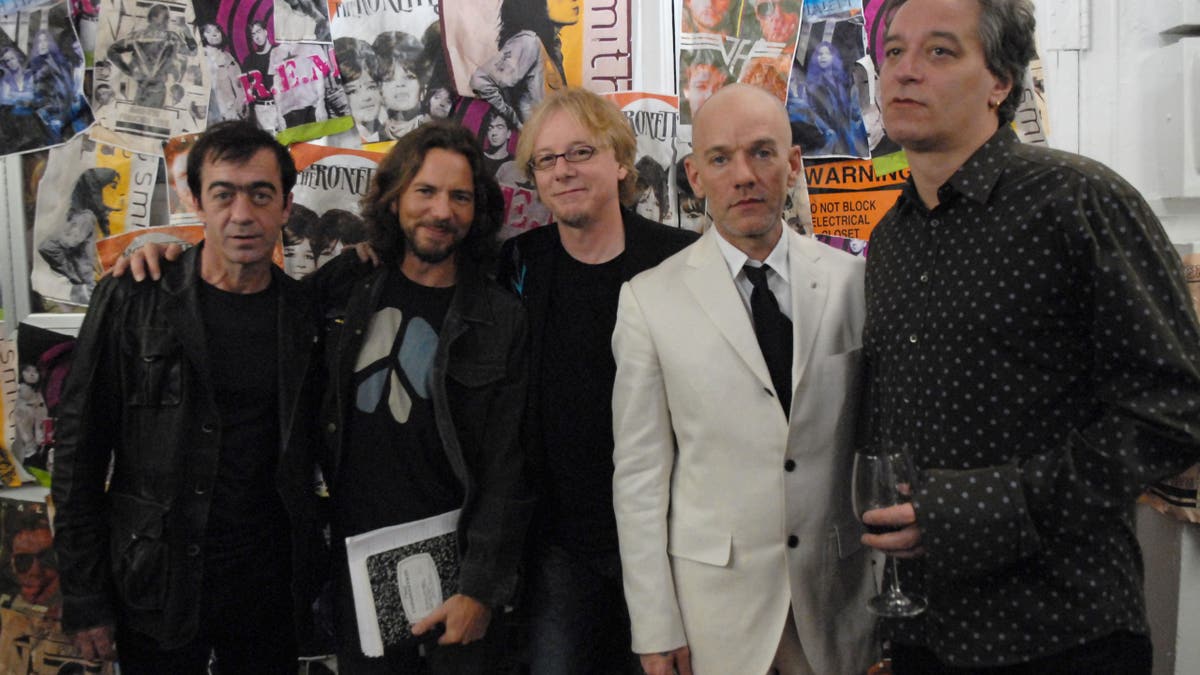 rem with eddie vedder at rock and roll hall of fame