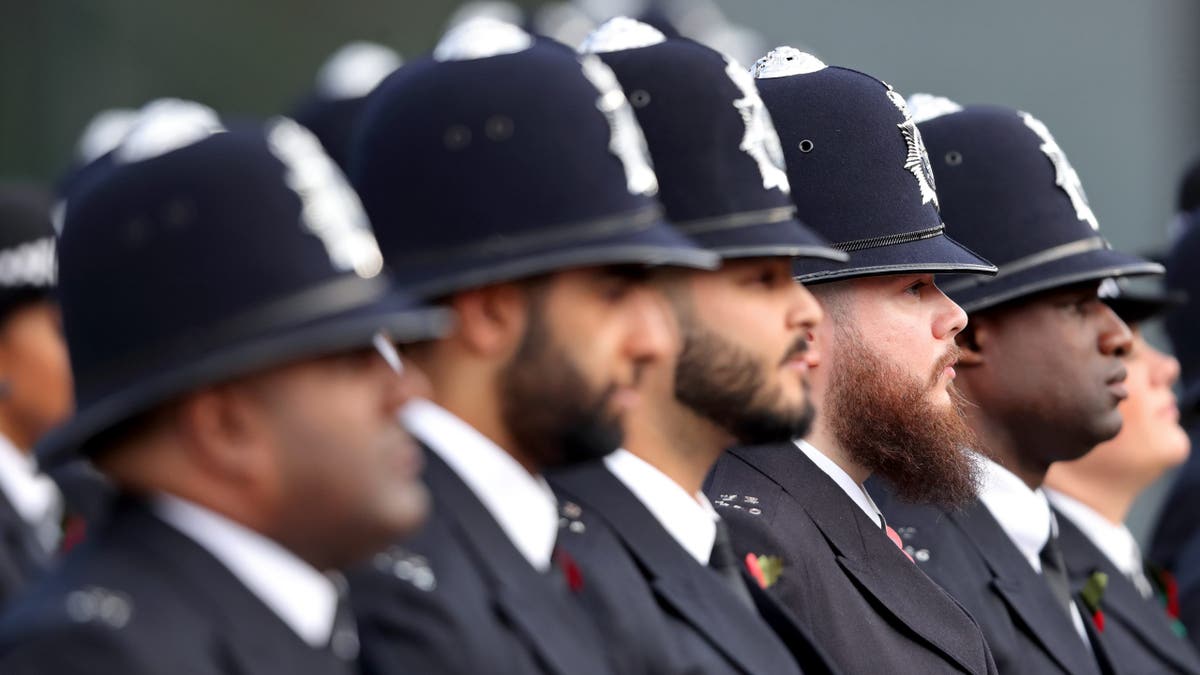 Mezun olan polis memurları, 3 Kasım 2017'de Londra'daki Metropolitan Polis Hizmeti Eğitim Koleji'nde yeni askerler için düzenlenen geçit törenine katıldı. (Max Mumby/Indigo/Getty Images)