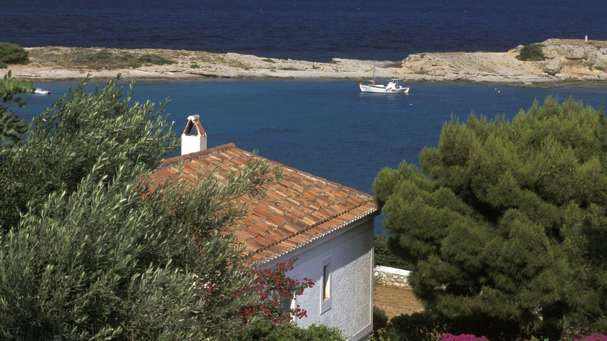 Vista aérea de uma casa grega e águas