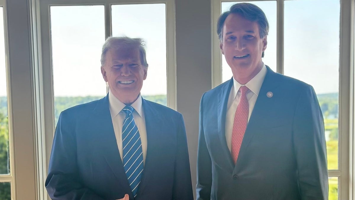 Trump e Youngkin sorriem para foto