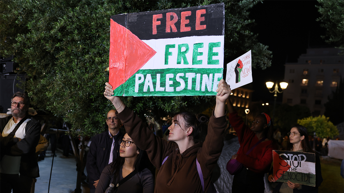 مظاہرین نے یونان میں اسرائیل مخالف مظاہرے پر دستخط اٹھا رکھے ہیں۔