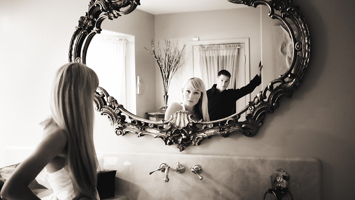 Sherri Papini and Keith Papini looking in a mirror
