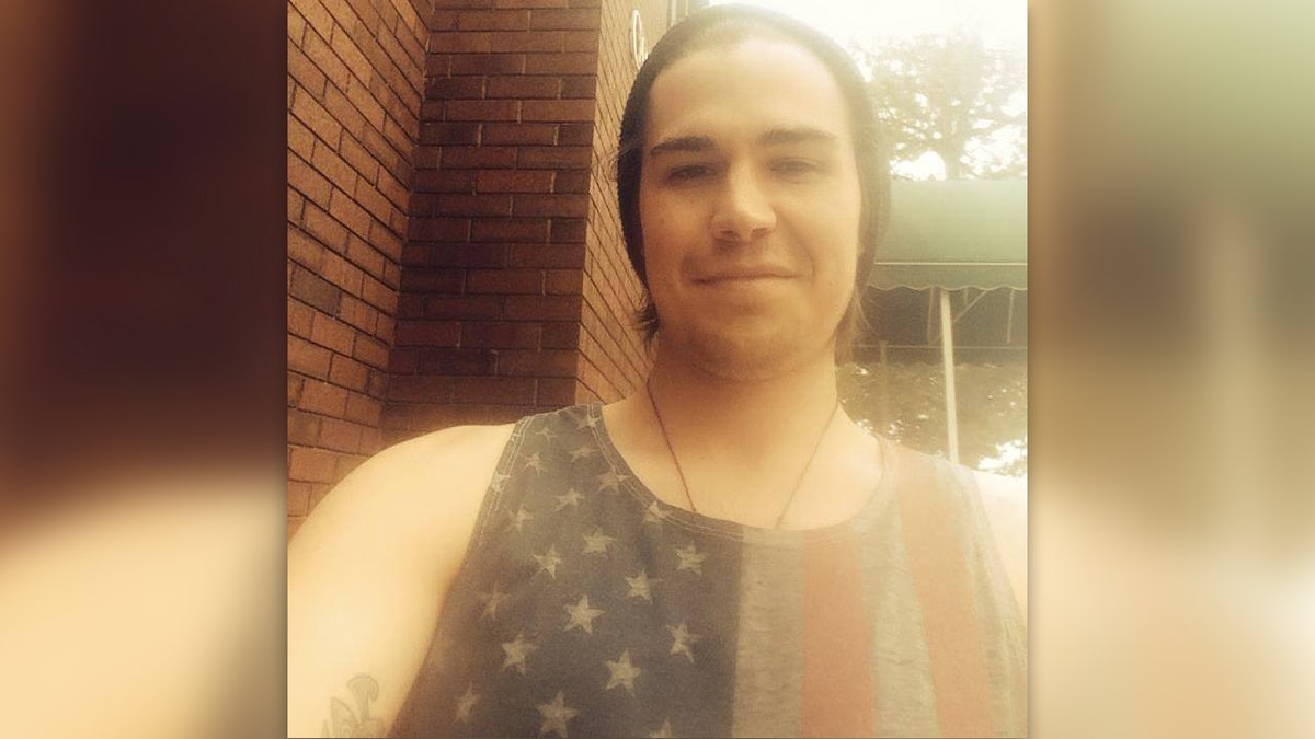 Hooiman vestindo uma regata com bandeira americana em uma selfie