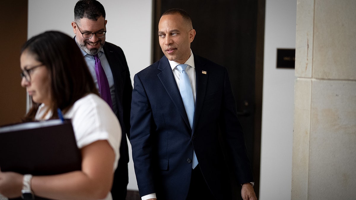 El líder de la minoría en la Cámara de Representantes, Hakeem Jeffries, llega a la reunión semanal del grupo demócrata en el Capitolio.