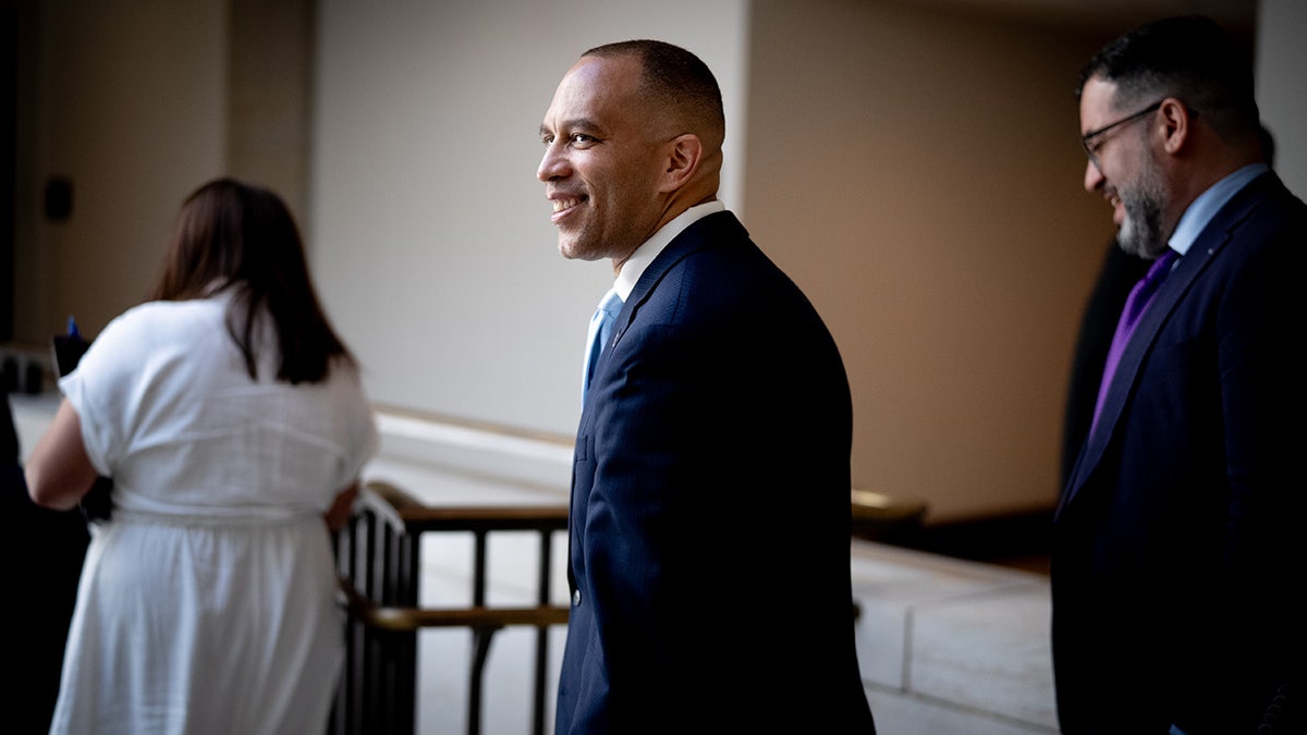 El líder de la minoría en la Cámara de Representantes, Hakeem Jeffries, llega a la reunión semanal del grupo demócrata en el Capitolio.