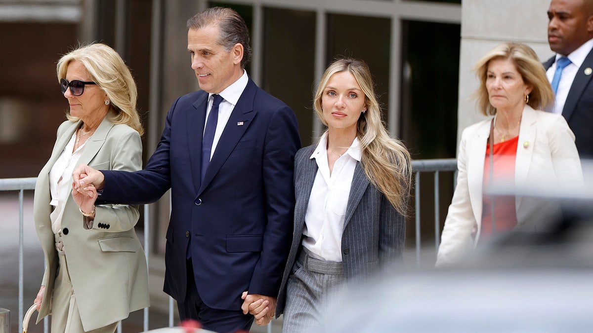 Hunter Biden, Jill Biden y Melissa Cohen Biden abandonan el tribunal federal.