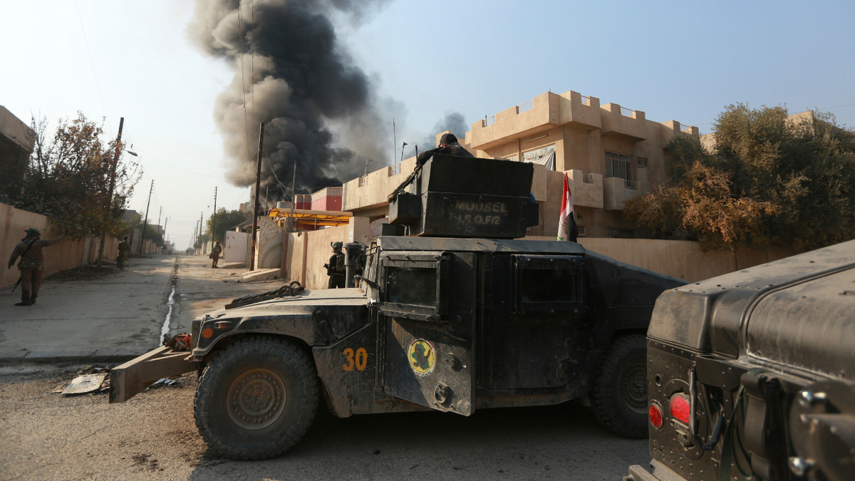 El humo se eleva mientras las fuerzas antiterroristas de élite de Irak luchan contra los militantes del Estado Islámico