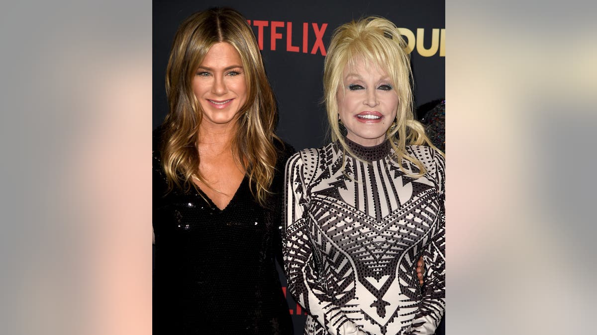 Jennifer Aniston and Dolly Parton posing together